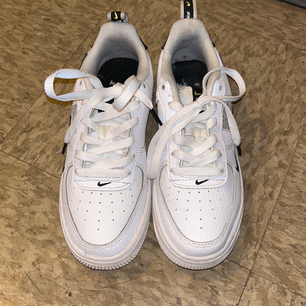 NIKE: Air Force 1 LV8 Utility Wmns 6 / Boys 4.5y